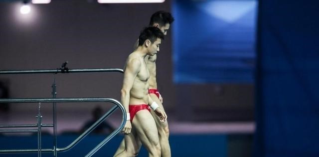 致命失误！中国男子十米双人跳台错失金牌，英国组合实现逆袭！(1)