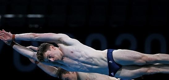 致命失误！中国男子十米双人跳台错失金牌，英国组合实现逆袭！(2)