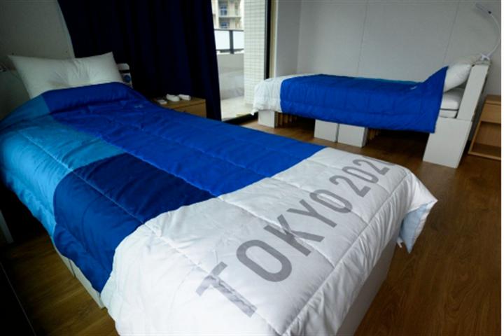 奥运村纸板床又裂了，中国运动员早已睡地上，俄：比北京奥运差远了(1)