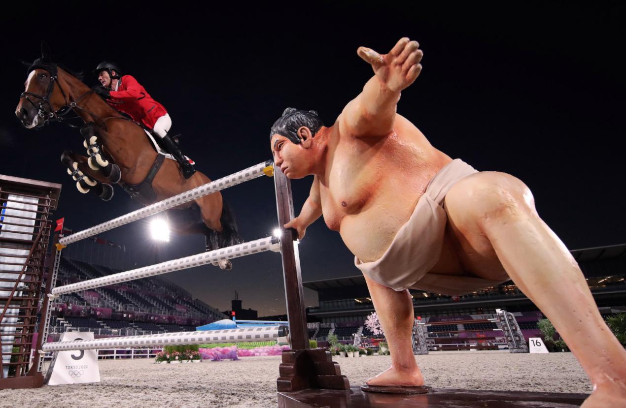 争议！日本马术场摆“阴间”障碍物，马被吓住不敢跳，选手抱怨(1)