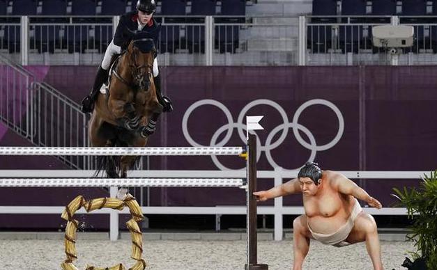 争议！日本马术场摆“阴间”障碍物，马被吓住不敢跳，选手抱怨(5)