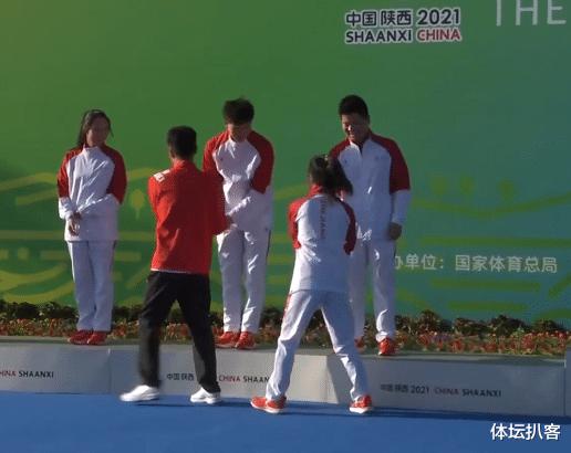 暖心！杨倩夺金后给教练戴金牌，一路小跑祝贺对手，这次没有比心(3)