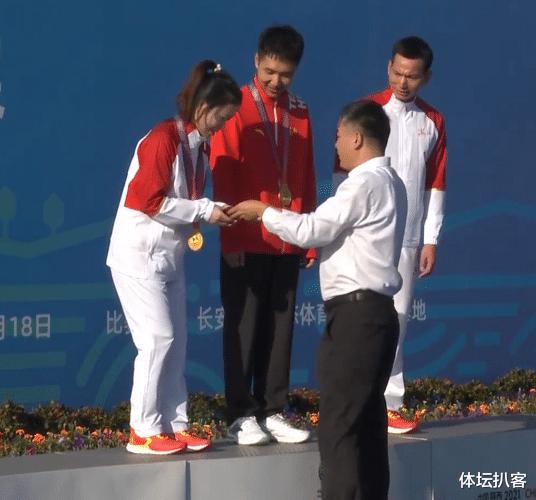 暖心！杨倩夺金后给教练戴金牌，一路小跑祝贺对手，这次没有比心(4)