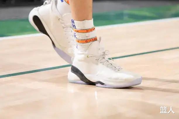 NBA球员上脚：库里2双战靴，KT7锦鲤配色很有中国风(3)