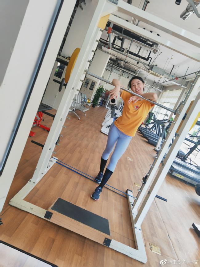 奥运冠军孙一文健身房自拍秀大长腿：撸铁的女孩(1)