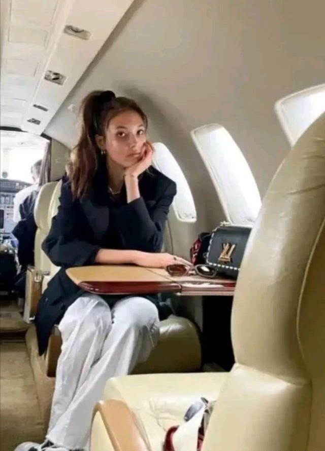 谷爱凌乘坐私人飞机离开中国，她的自律和坚持值得我们学习(1)