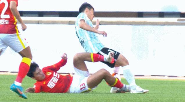 争议！广州队球员火气大，亮鞋钉滑铲+暴力动作，裁判判罚被质疑(1)