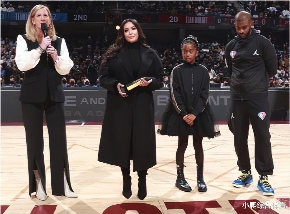 向费城捐赠篮球场！40岁瓦妮莎带三女儿亮相，敢穿紧身裤明显瘦了(4)