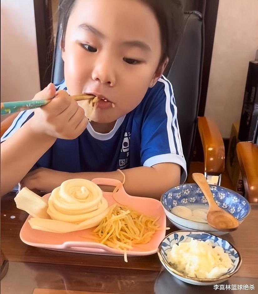 节约！王楠6岁女儿军训，吃饭胃口好，土豆丝掉桌上拾起来吃(1)