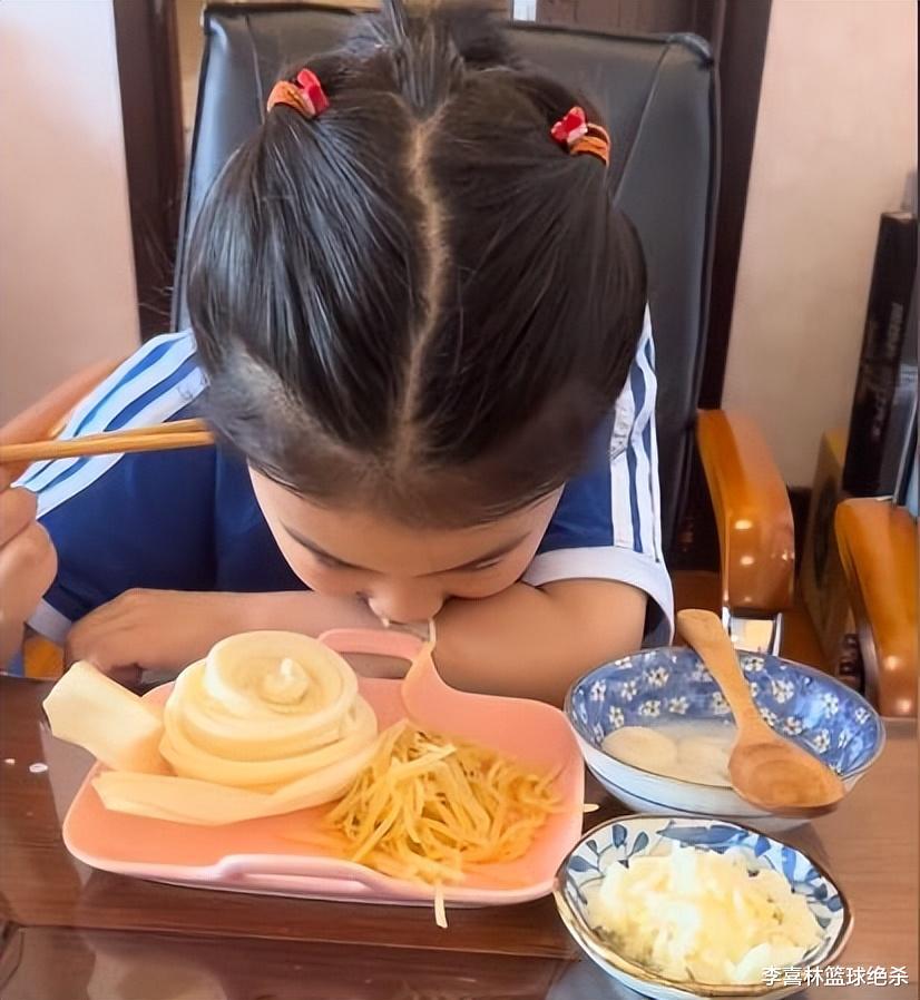 节约！王楠6岁女儿军训，吃饭胃口好，土豆丝掉桌上拾起来吃(4)