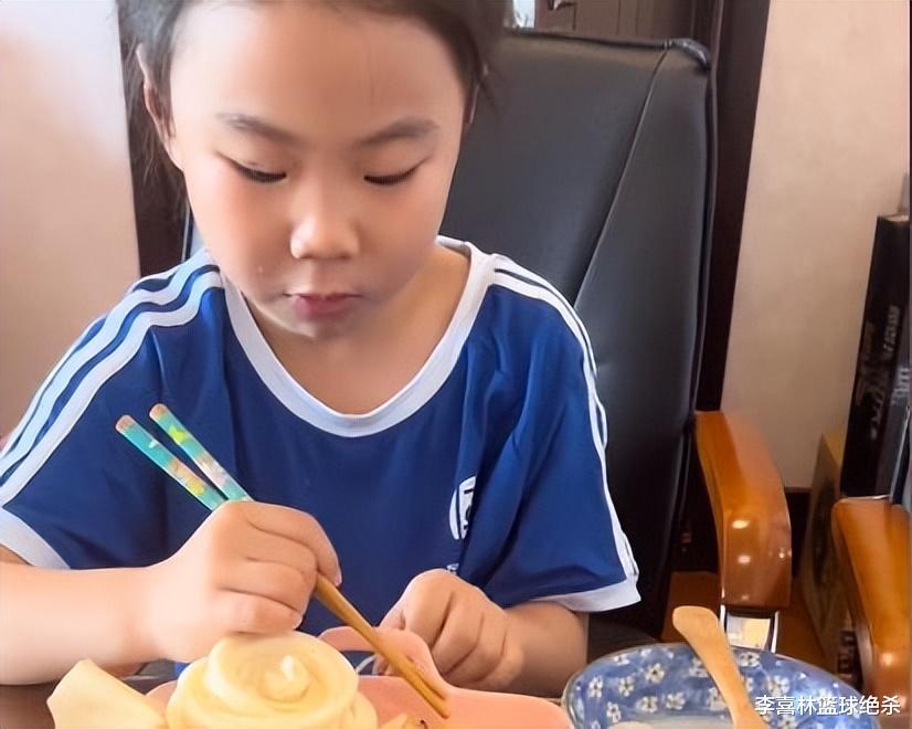 节约！王楠6岁女儿军训，吃饭胃口好，土豆丝掉桌上拾起来吃(5)