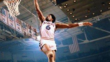 盘点NBA传奇雕像：巴克利雕像不像自己，J博士经典复刻罚球线！(12)