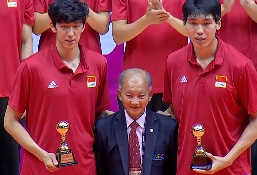 中国冠军！张景胤收获两大奖，最佳阵容3人入围，捧杯时刻太幸福(3)