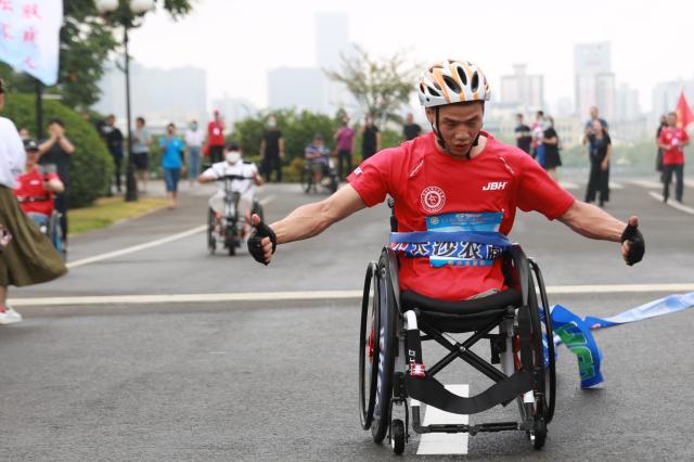 第三届全国肢残人轮椅马拉松健身赛在长沙举办(3)