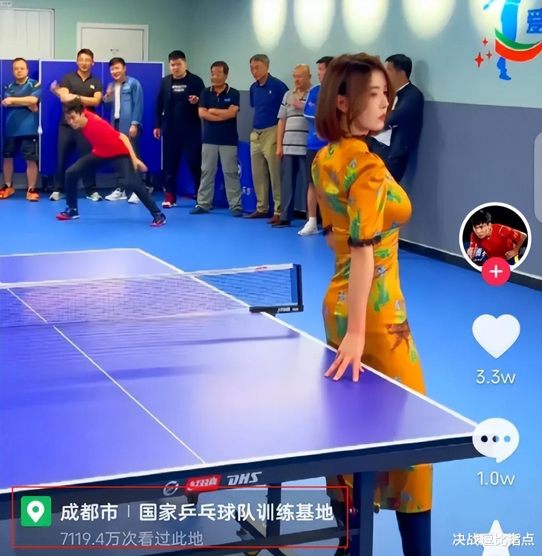 网红和国家队拍视频，穿紧身旗袍打乒乓，被球击中上围引发热议(2)