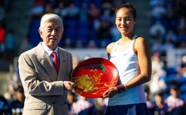 首进WTA决赛跻身TOP30 年轻的郑钦文还在不断成长(1)