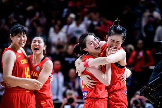 不公平！中国女篮夺银牌却遭篮协区别对待，球迷喊话姚明提高待遇(1)
