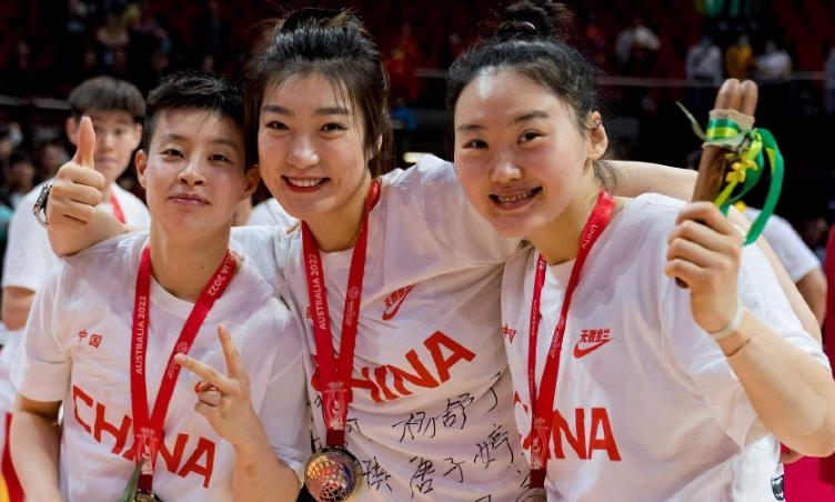不公平！中国女篮夺银牌却遭篮协区别对待，球迷喊话姚明提高待遇(2)