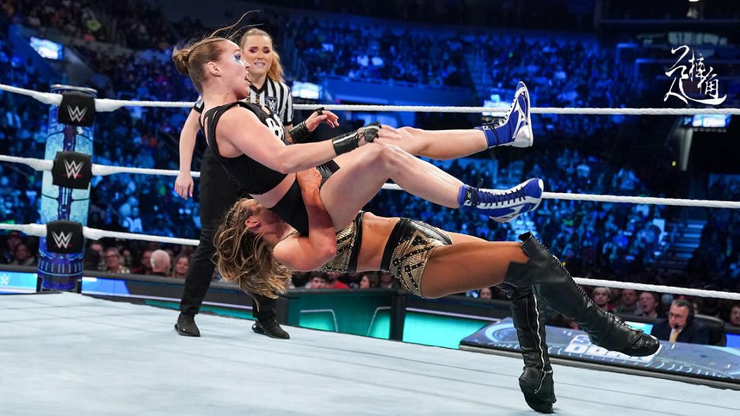 前IMPACT女双冠军时隔5年重返WWE，怀亚特的怪蜀黍揭晓真容！(4)