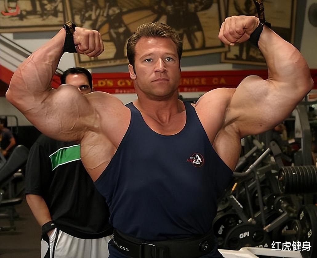 52岁的冈特·施莱坎普，炫耀巨大的肱二头肌，是否将要复出？(2)
