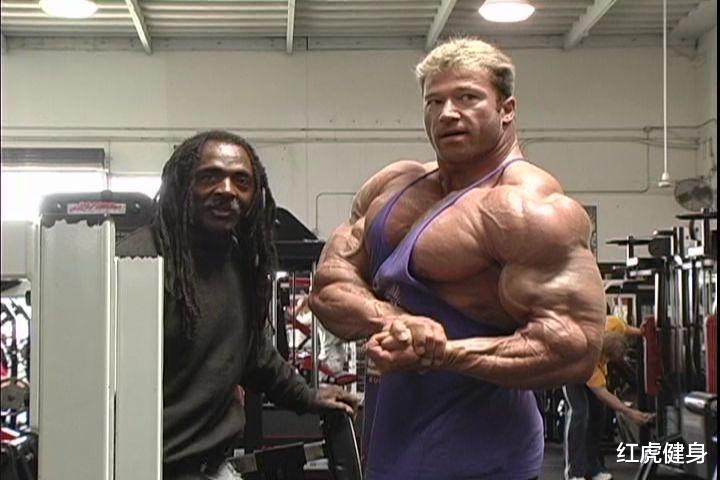 52岁的冈特·施莱坎普，炫耀巨大的肱二头肌，是否将要复出？(3)