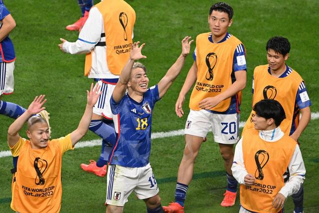 哈兰直播世界杯：日本神换人短短8分钟，0-1变2-1，德国被打懵(7)