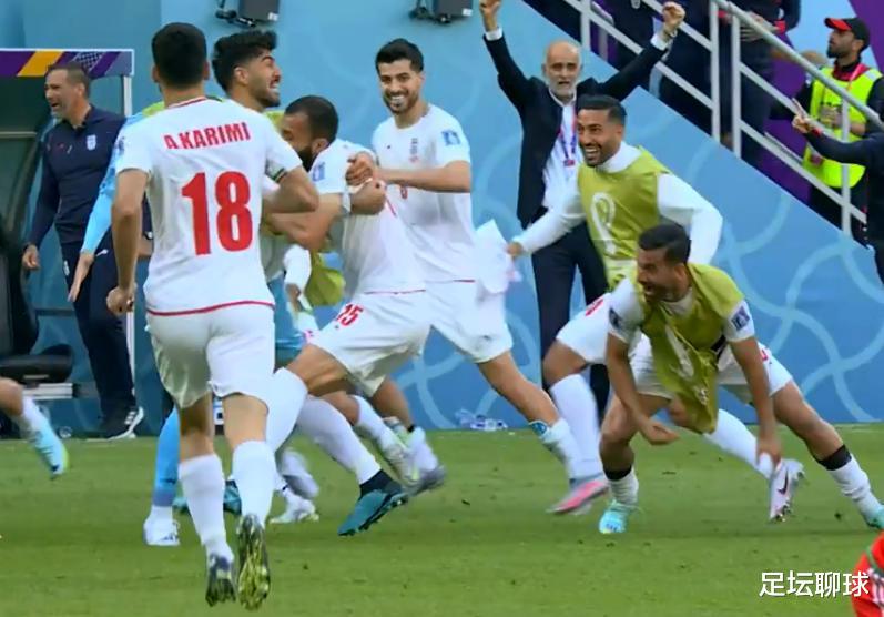 伟大的2-0！伊朗开启狂欢，看台上球迷疯狂庆祝，末轮战胜美国=出线(3)