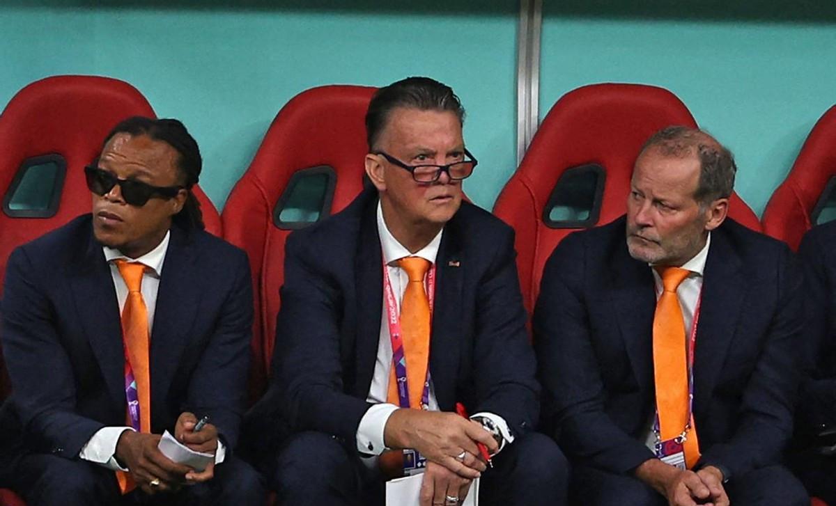 荷兰教练席上两个熟悉的面孔，范加尔的左右护法！(2)