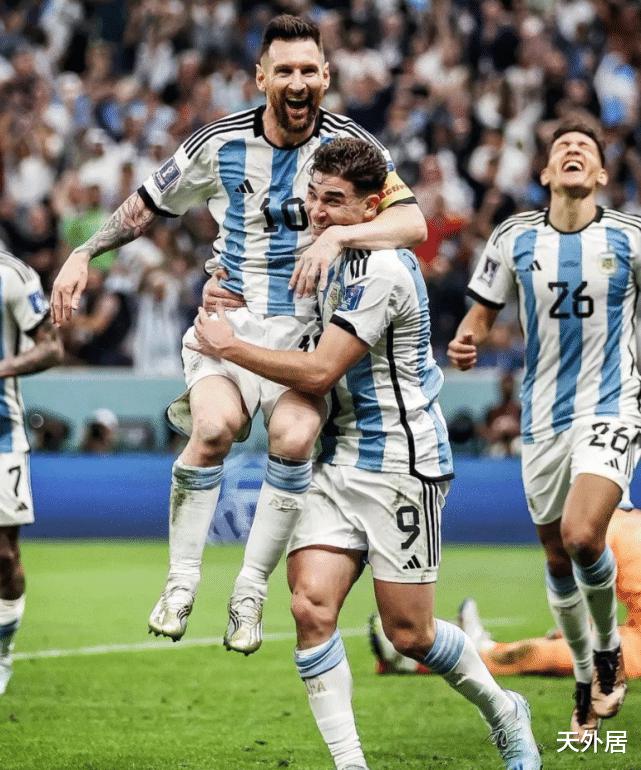 88966名现场球迷见证，阿根廷队庆祝晋级决赛！梅西赛后弯腰笑了(2)