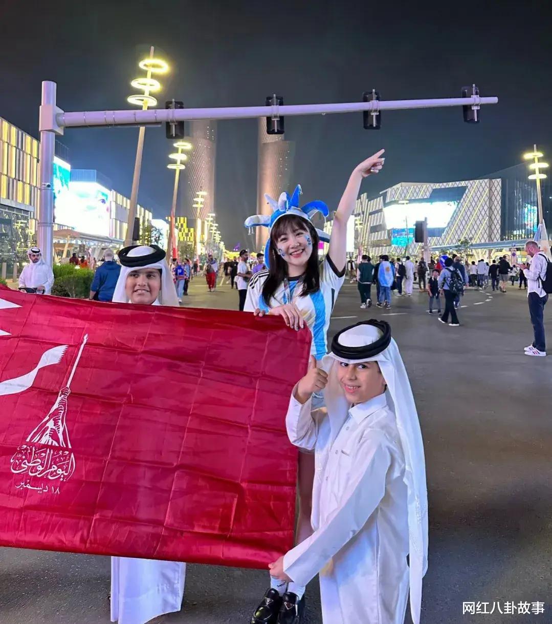 卡塔尔足球世界杯“球媛”：拍照着装大胆，身材更火辣(4)
