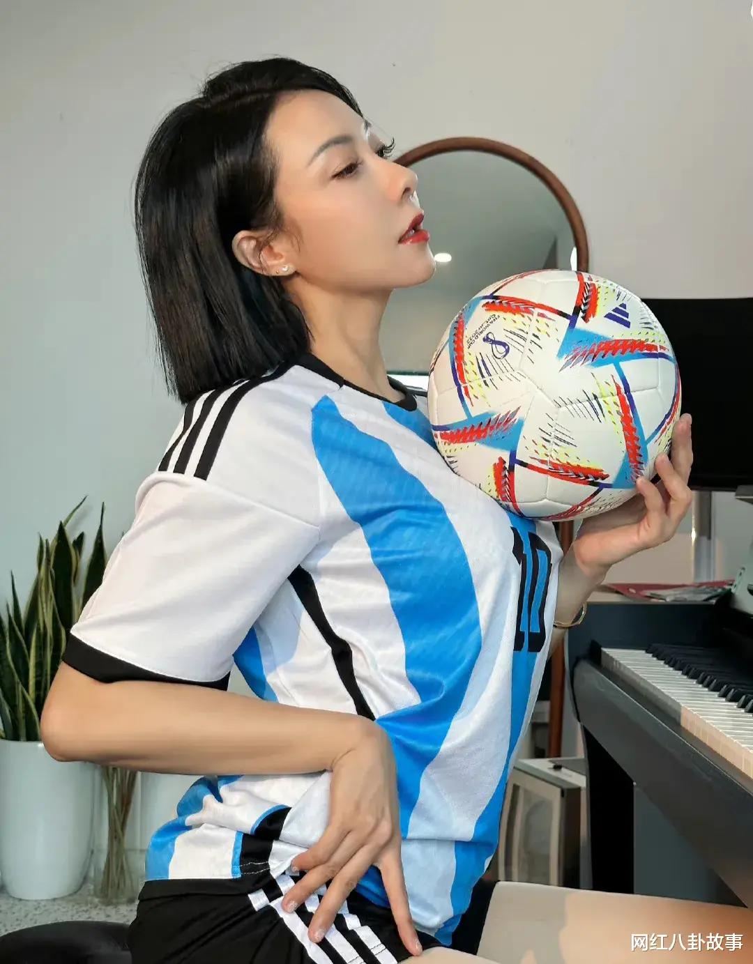 卡塔尔足球世界杯“球媛”：拍照着装大胆，身材更火辣(6)