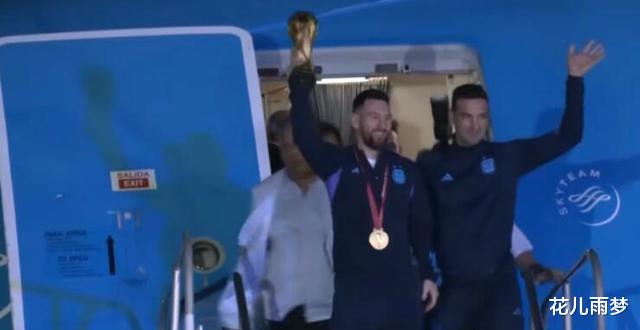 冠军胜利了！阿根廷归来20万球迷欢迎：梅西举起奖杯，劳塔罗鼓起背(3)