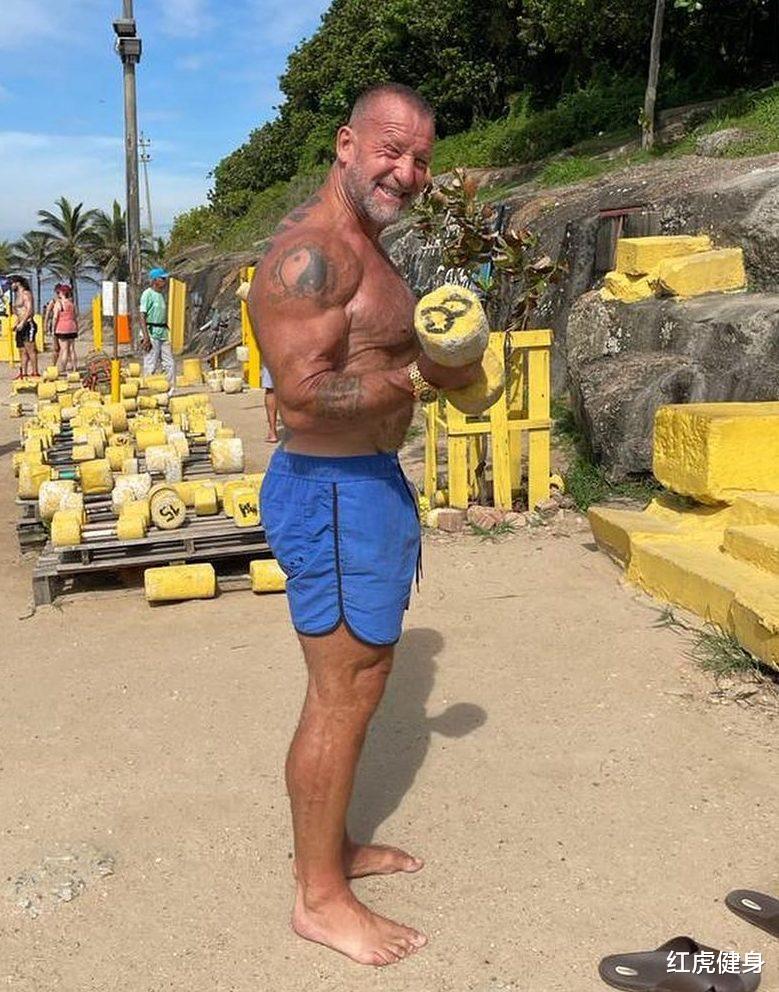 60岁的多里安·耶茨，巴西海滩“秀肌肉”，雄风不减当年(7)