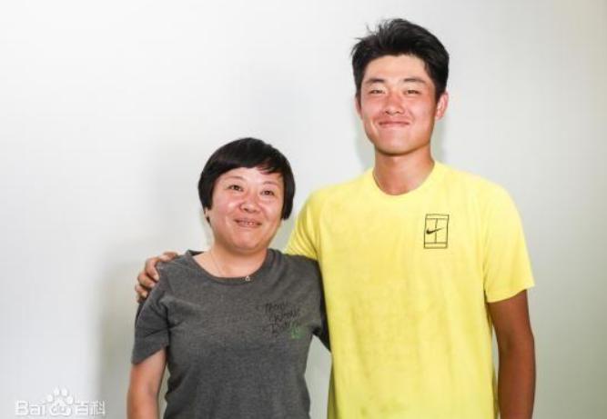 央视+人民日报激动！中国23岁小将夺世界冠军，躺着庆祝，父母花费百万培养(5)