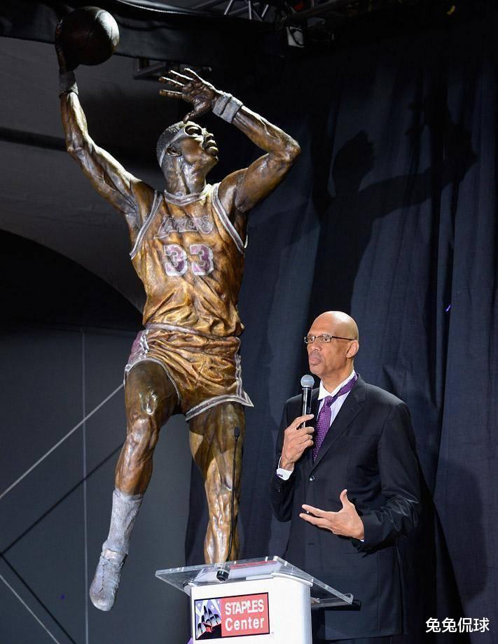 立铜像是NBA球星至高荣誉，目前看就4人(1)
