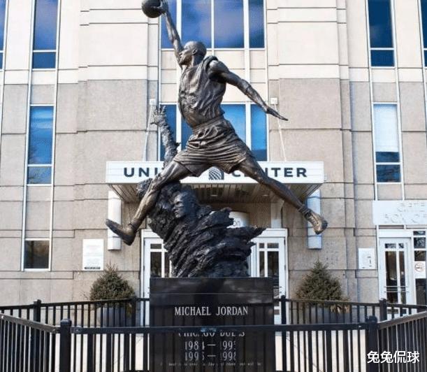 立铜像是NBA球星至高荣誉，目前看就4人(2)