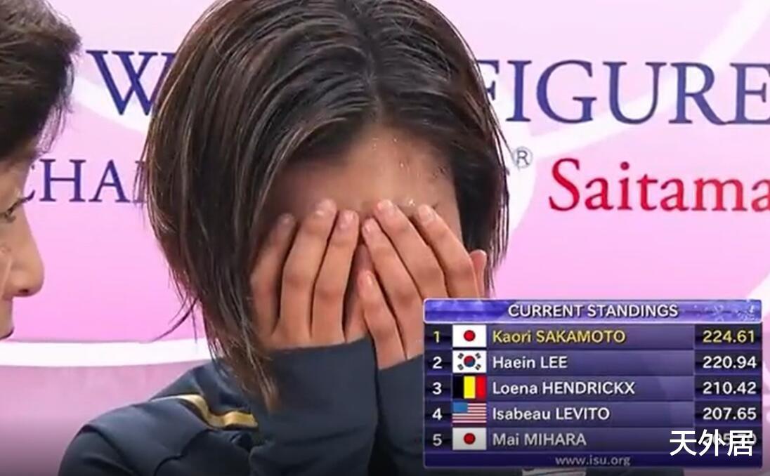 花滑世锦赛又一位女单卫冕冠军！日本名将被推上神坛，赛后痛哭(1)