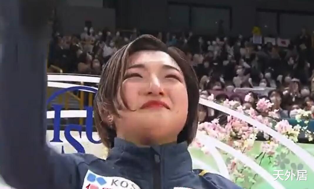 花滑世锦赛又一位女单卫冕冠军！日本名将被推上神坛，赛后痛哭(3)