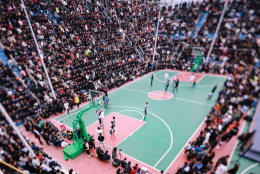 贵州“村BA”总决赛开打：扩建后的2万人球场座无虚席，“东道主”晋级冠军战(2)