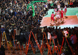 贵州“村BA”总决赛开打：扩建后的2万人球场座无虚席，“东道主”晋级冠军战(3)