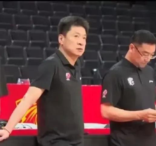 李春江是在准备晚上与深圳队比赛踩场时，听到自己被禁赛五年上海季后赛终止的处罚文件(1)