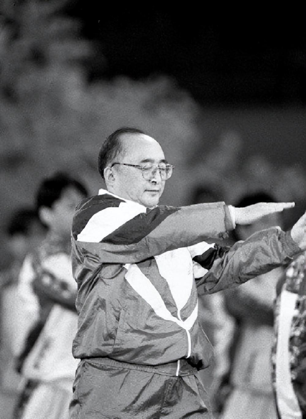 1992年，伍绍祖看中韩球赛时，接到了江泽民的电话：球赛看了吗(11)