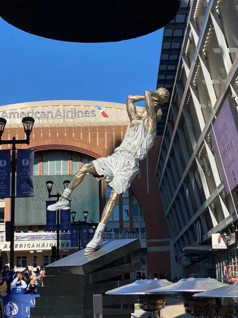 我认为这是NBA做的最好球星雕像，诺天王后仰无解投篮！

诺维斯基身高213cn(1)