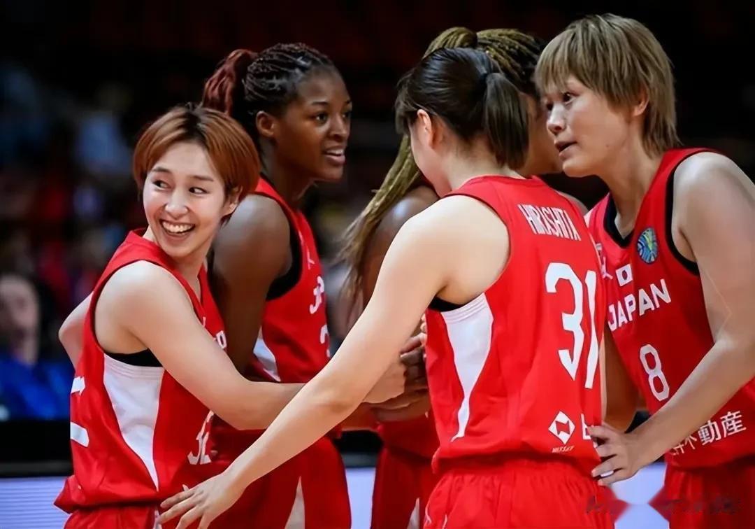 日本狂虐菲律宾！
女篮亚洲杯第二比赛日，
日本队遭遇小组最弱对手菲律宾，
这场比(1)