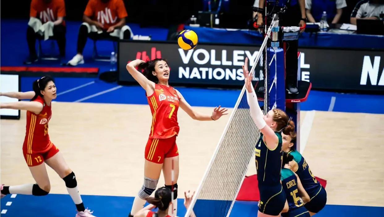 2023世界女排联8强赛美国站，中国女排将在淘汰赛中对阵巴西队。这场比赛是在7月(3)