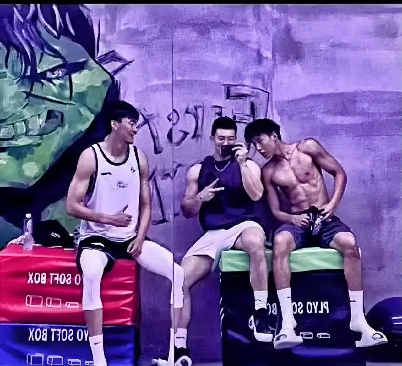 最近流出的一张李虎翼和体能师薛乔文，还有刘雁宇的照片，李虎翼一身非常结实的肌肉，(1)