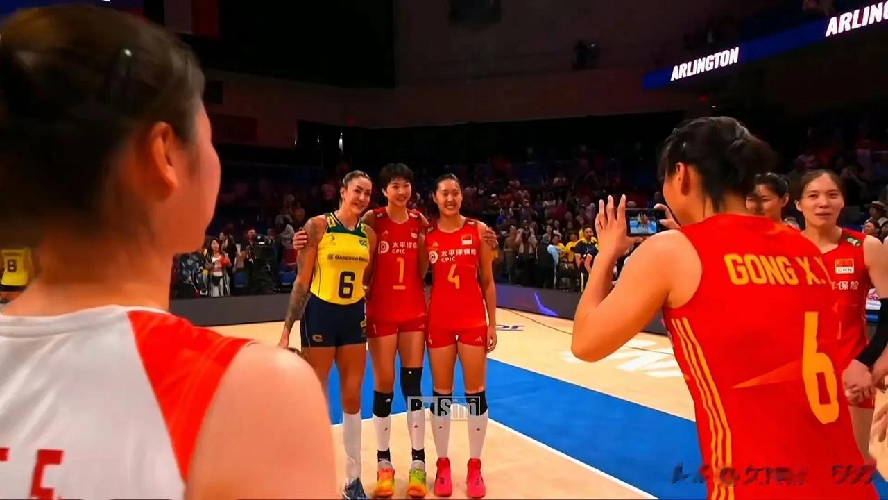 世联赛八强淘汰赛中巴赛后，中国女排队员瞬间成了小迷妹
       世联赛八强淘(1)