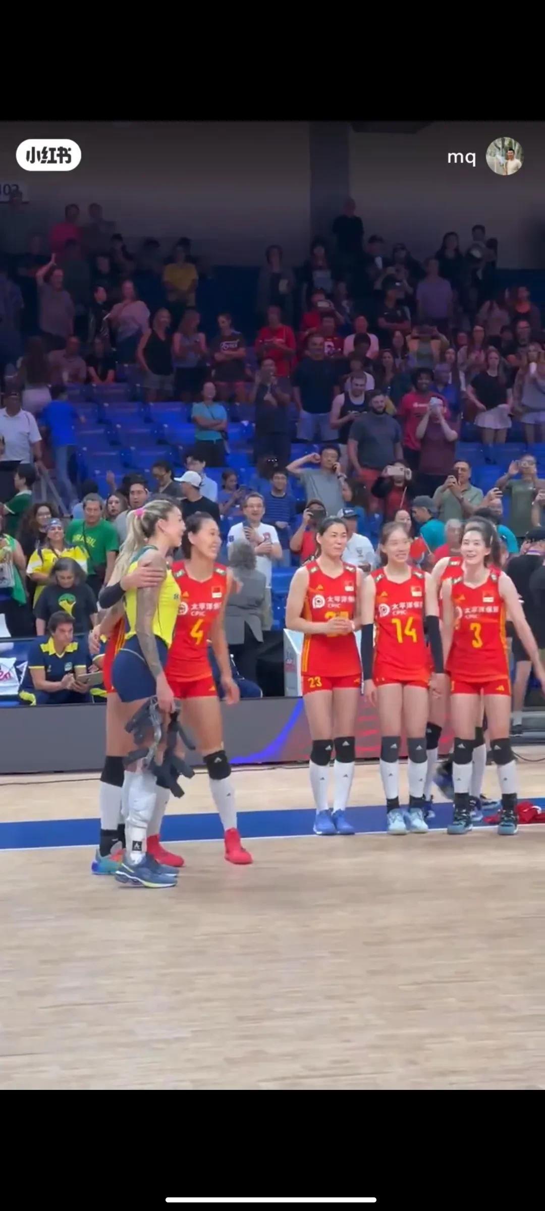 世联赛八强淘汰赛中巴赛后，中国女排队员瞬间成了小迷妹
       世联赛八强淘(2)
