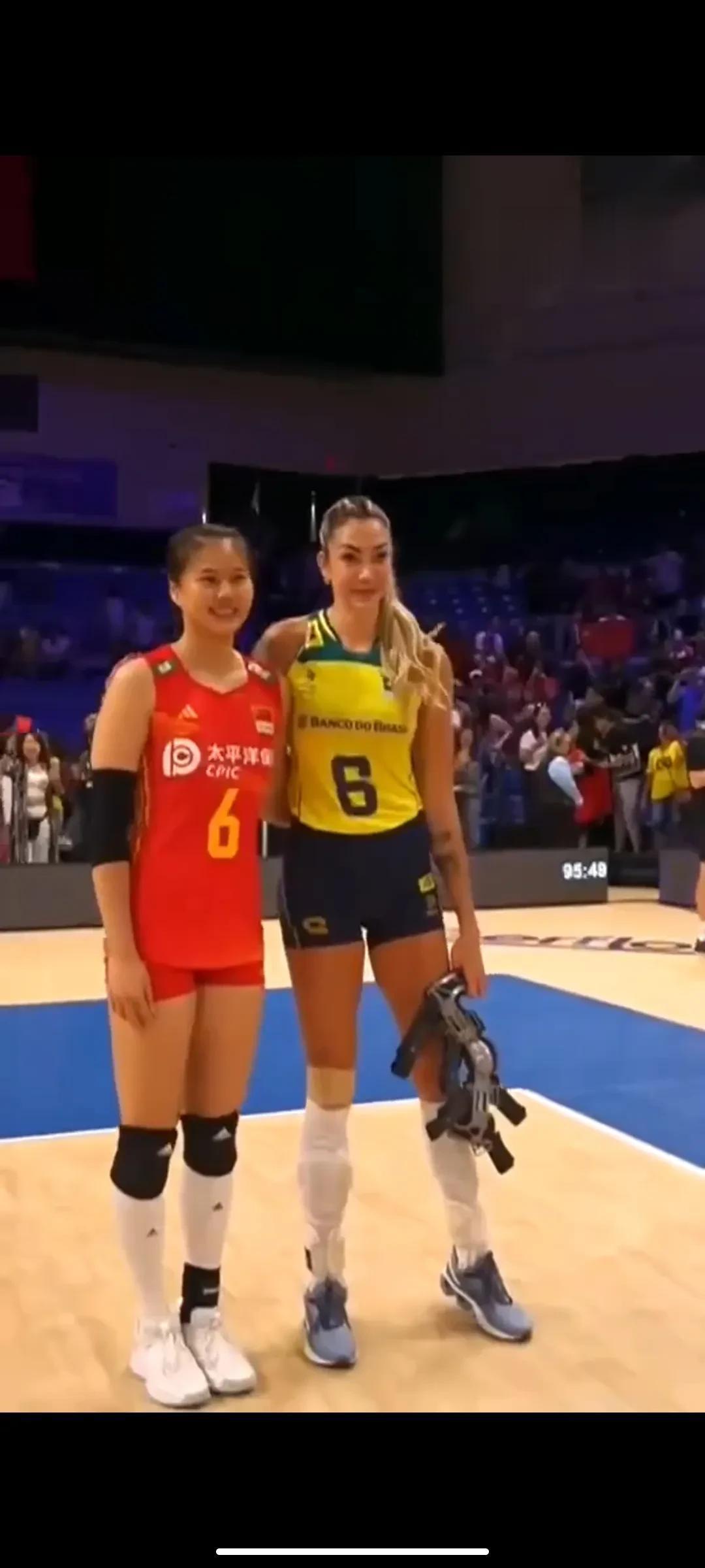 世联赛八强淘汰赛中巴赛后，中国女排队员瞬间成了小迷妹
       世联赛八强淘(3)