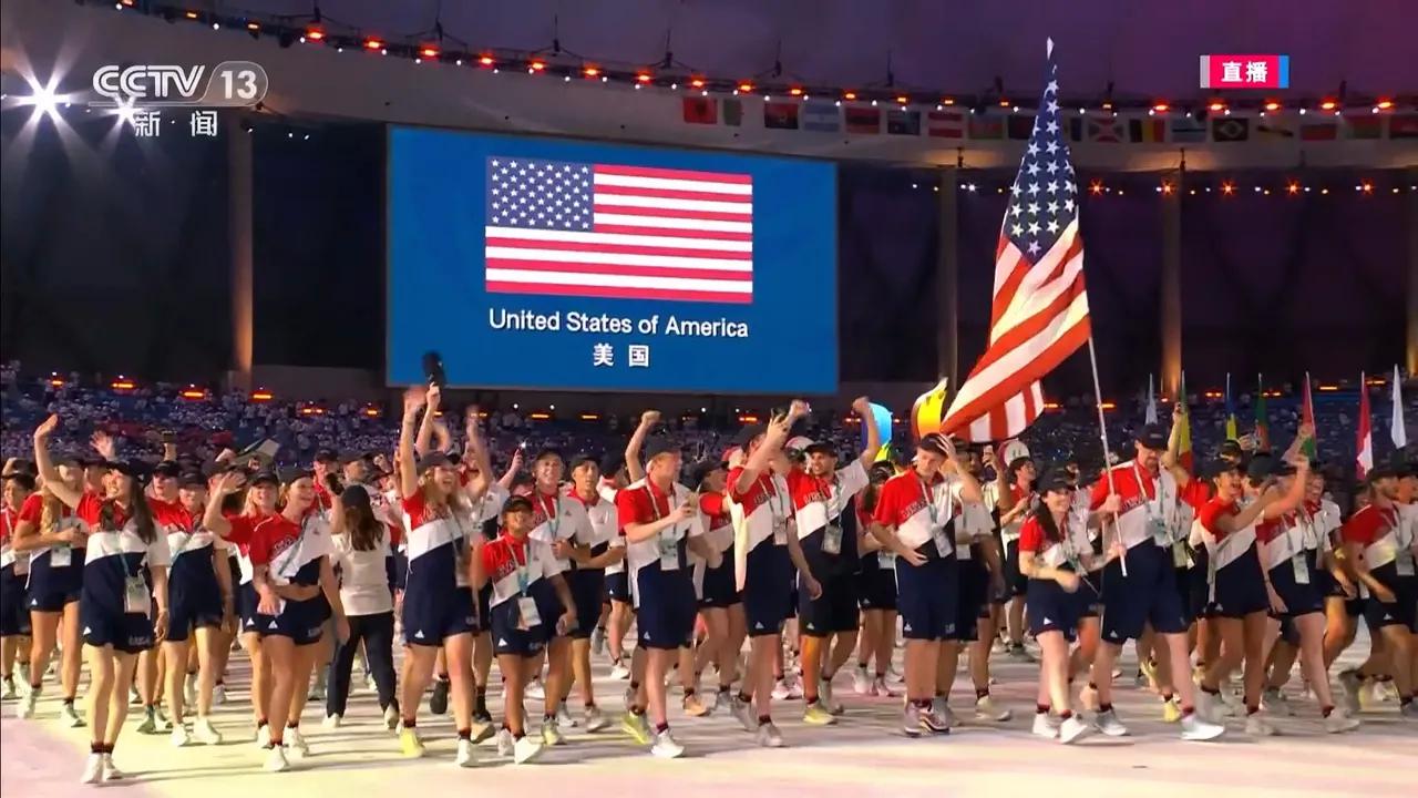 大运会美国队出场时有意思的一幕有意思的是美国代表团出场的时候，不单是主持人介绍时(2)